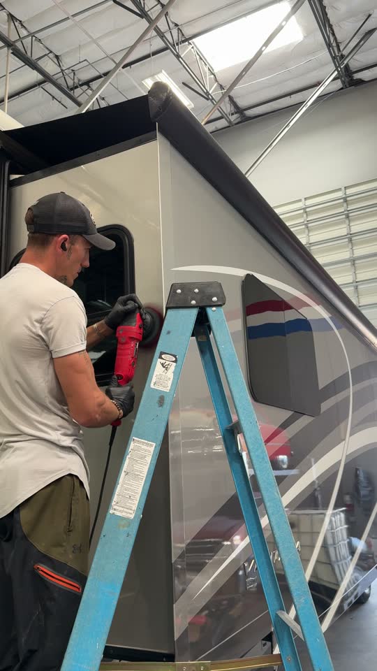 Polishing the upper sidewall of a Newmar Ventana LE in our Las Vegas bay